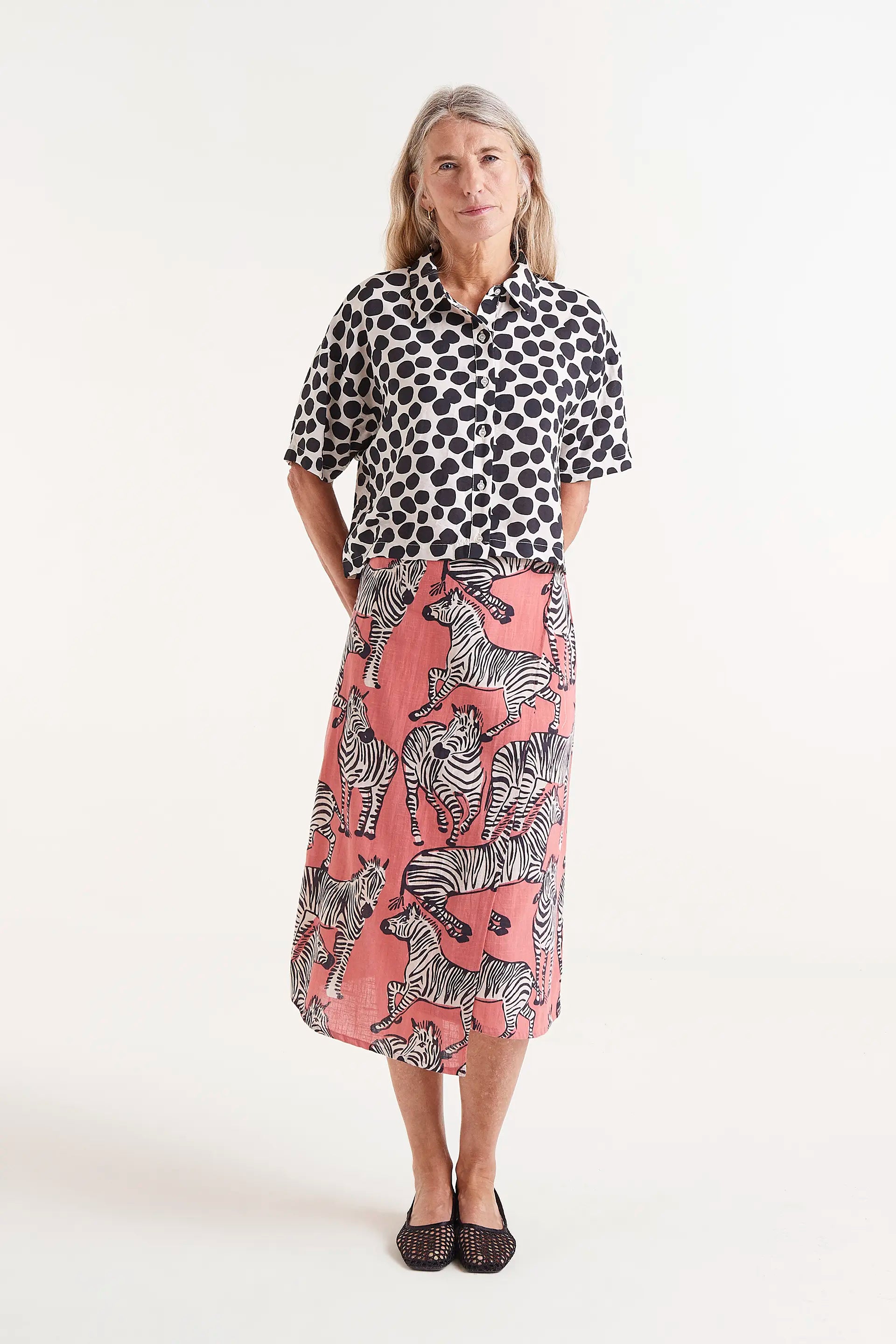 Falda Midi Estampado Cebras. Falda midi con estampado de cebras sobre fondo coral, cintura elÃ¡stica y caÃ­da fluida.