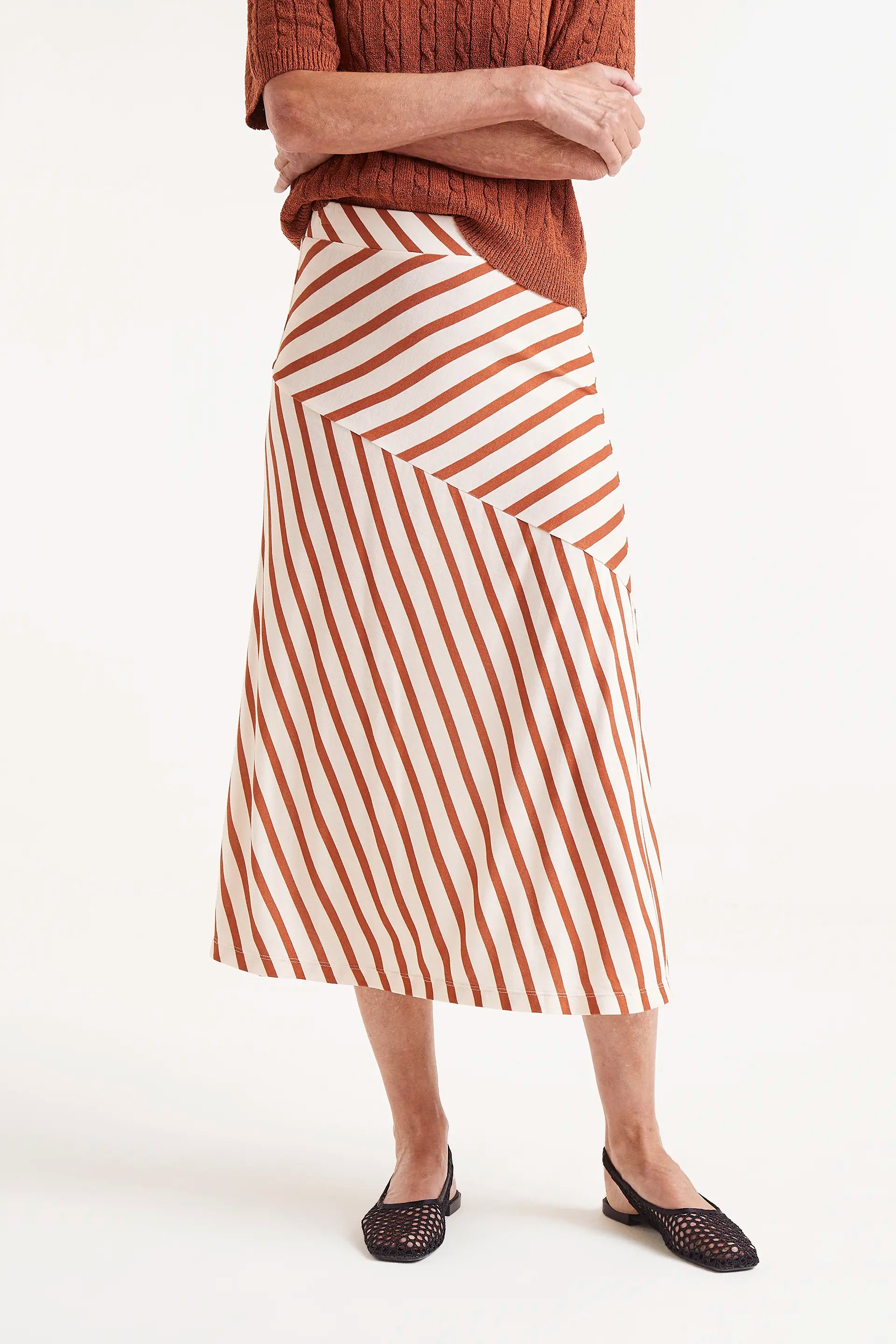 Falda Midi Estampado De Rayas Bongo. Falda midi de rayas diagonales marrÃ³n y blanco con cintura ajustable.