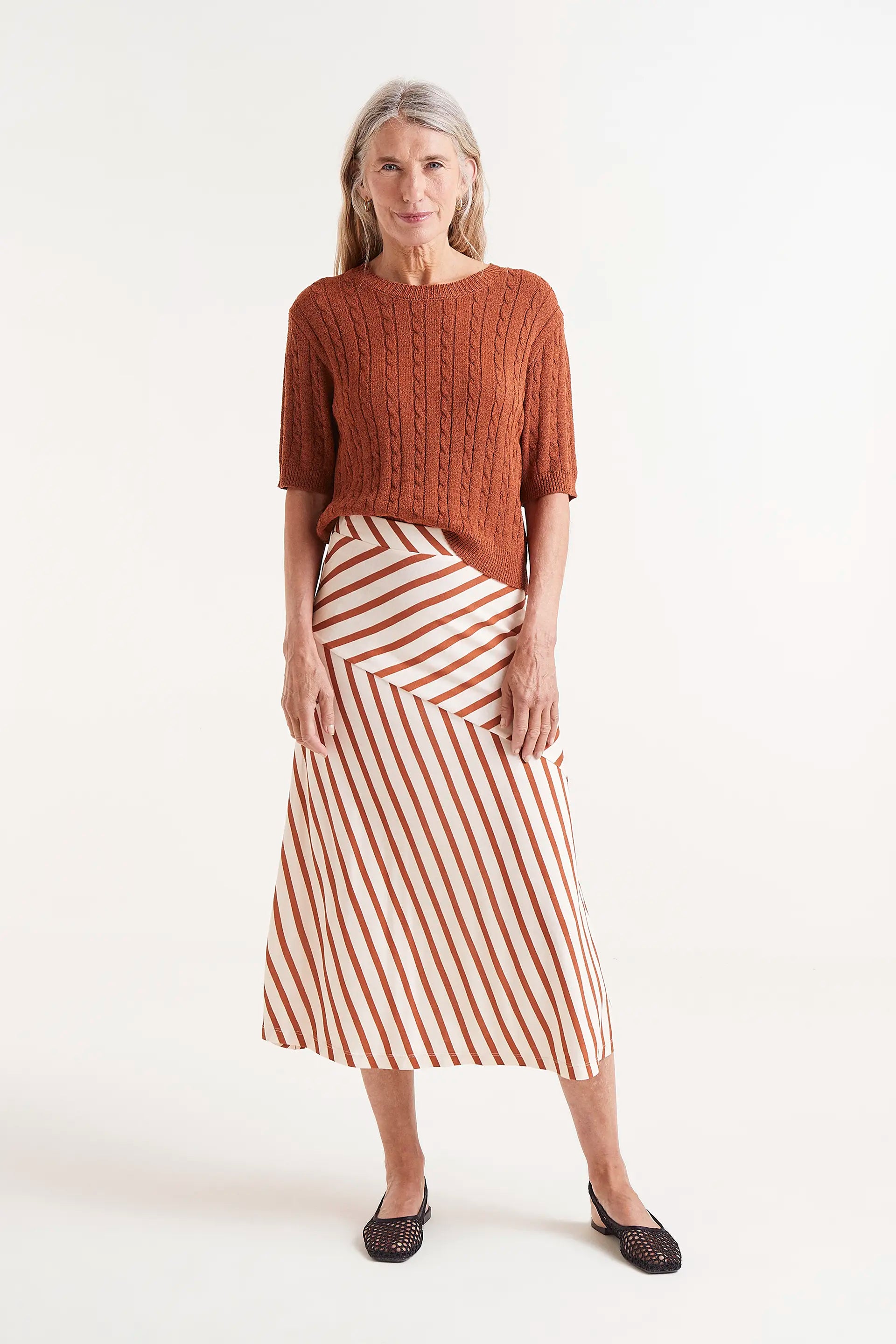 Falda Midi Estampado De Rayas Bongo. Falda midi de rayas diagonales marrÃ³n y blanco con cintura ajustable.