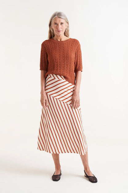 Falda Midi Estampado De Rayas Bongo. Falda midi de rayas diagonales marrÃ³n y blanco con cintura ajustable.