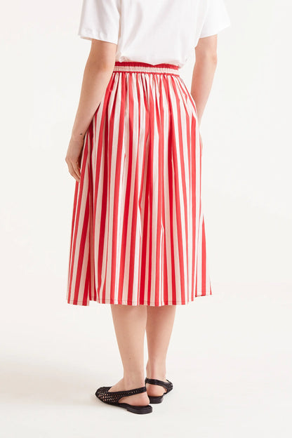 Falda Midi Estampado Rayas Rojas. Falda midi con rayas rojas y blancas, cierre frontal con botones y corte amplio.
