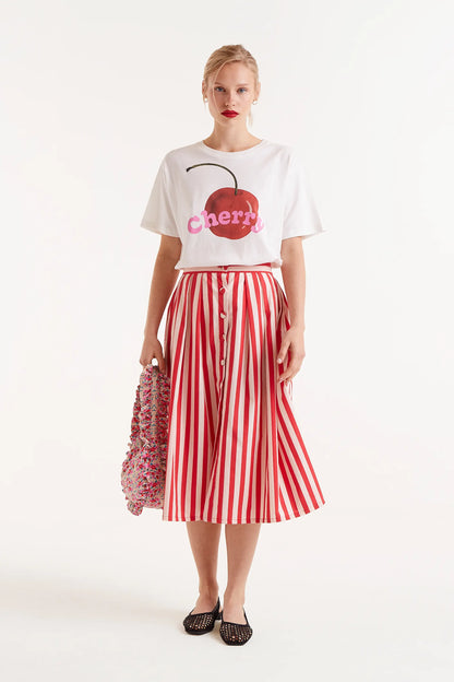 Falda Midi Estampado Rayas Rojas. Falda midi con rayas rojas y blancas, cierre frontal con botones y corte amplio.
