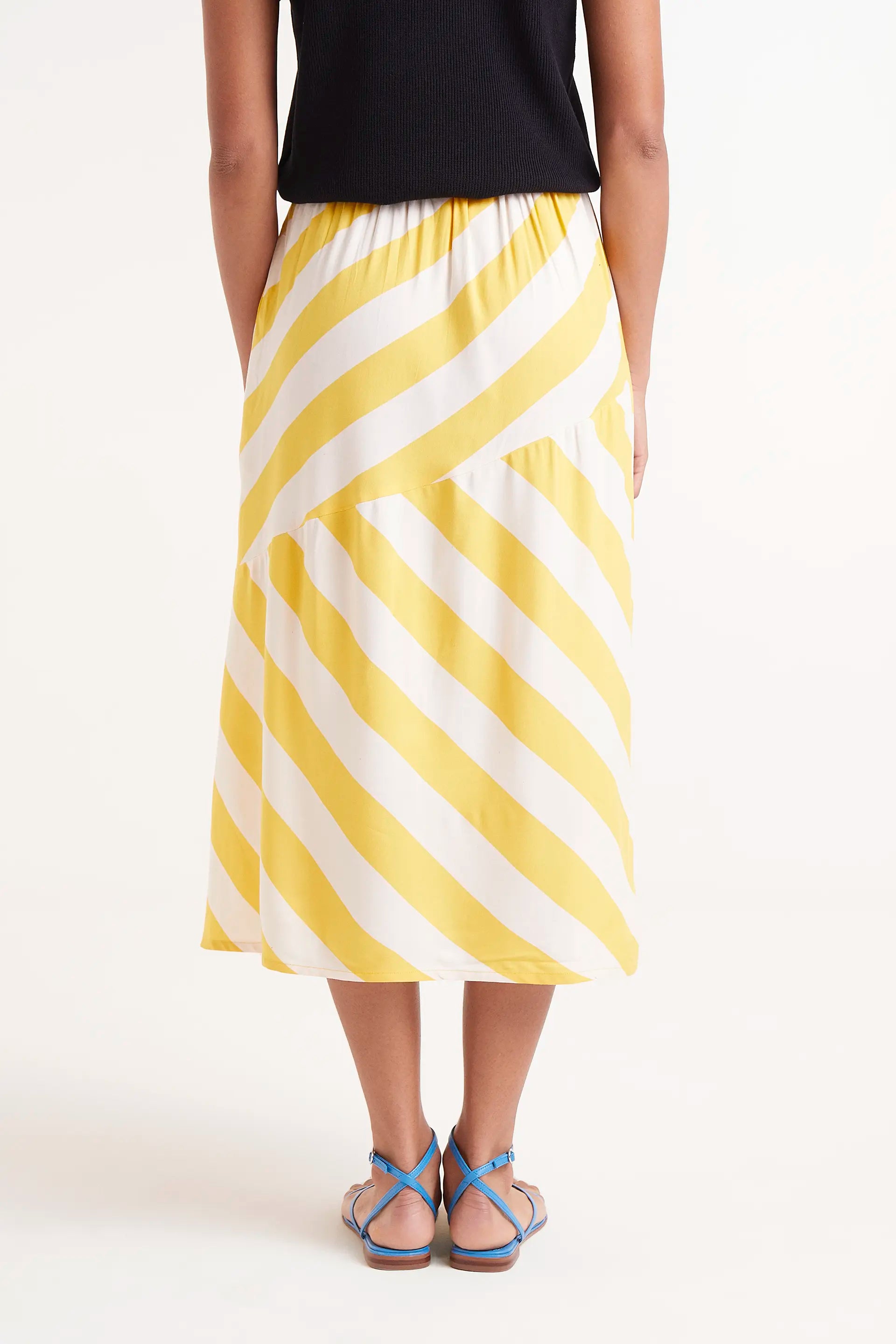 Falda Midi Rayas Amarillas. Falda midi con rayas amarillas y blancas, cintura elÃ¡stica y corte fluido.