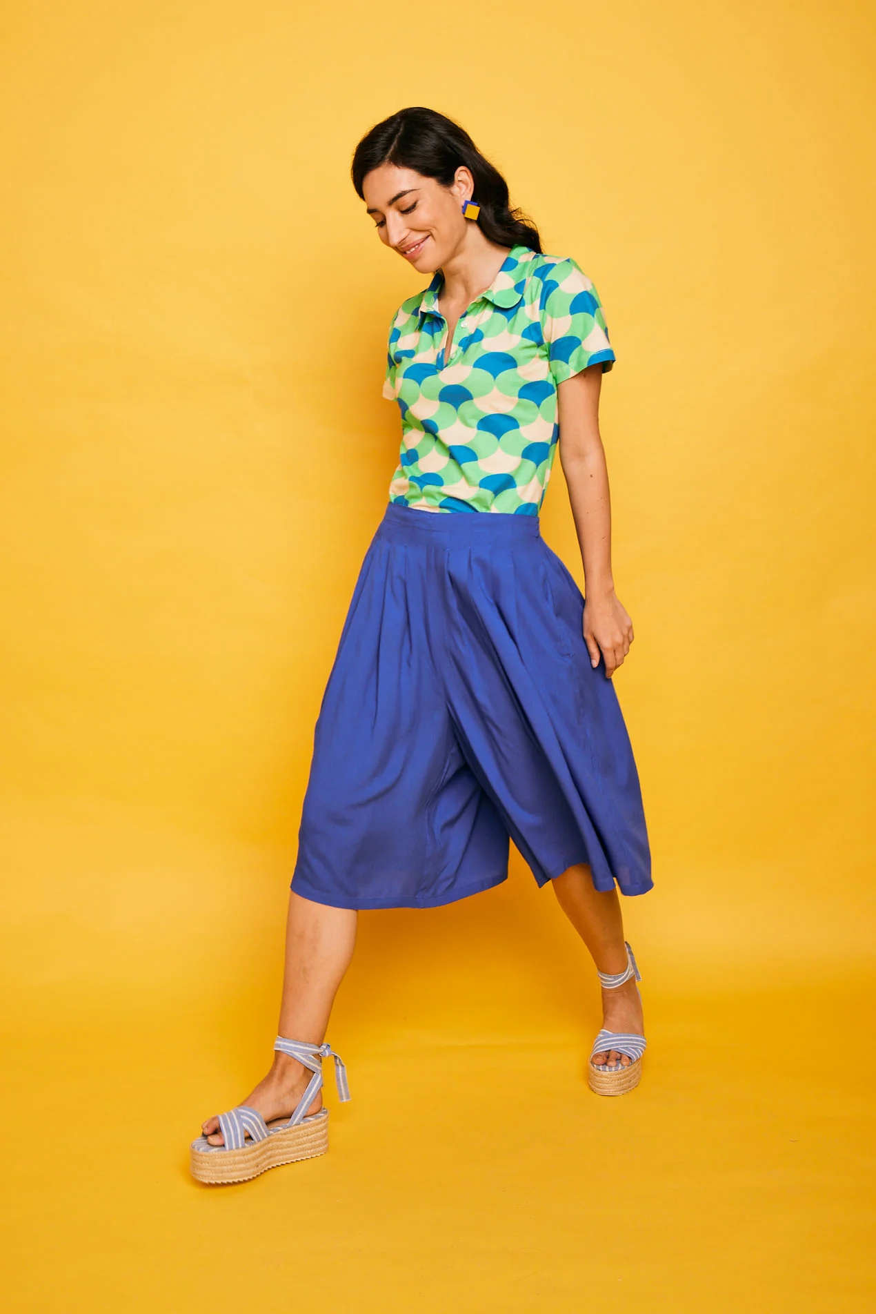 Falda Pantalón Palmar Azul Smile midi con vuelo y cintura alta. Diseño fluido en azul intenso, ideal para primavera-verano con estilo elegante.