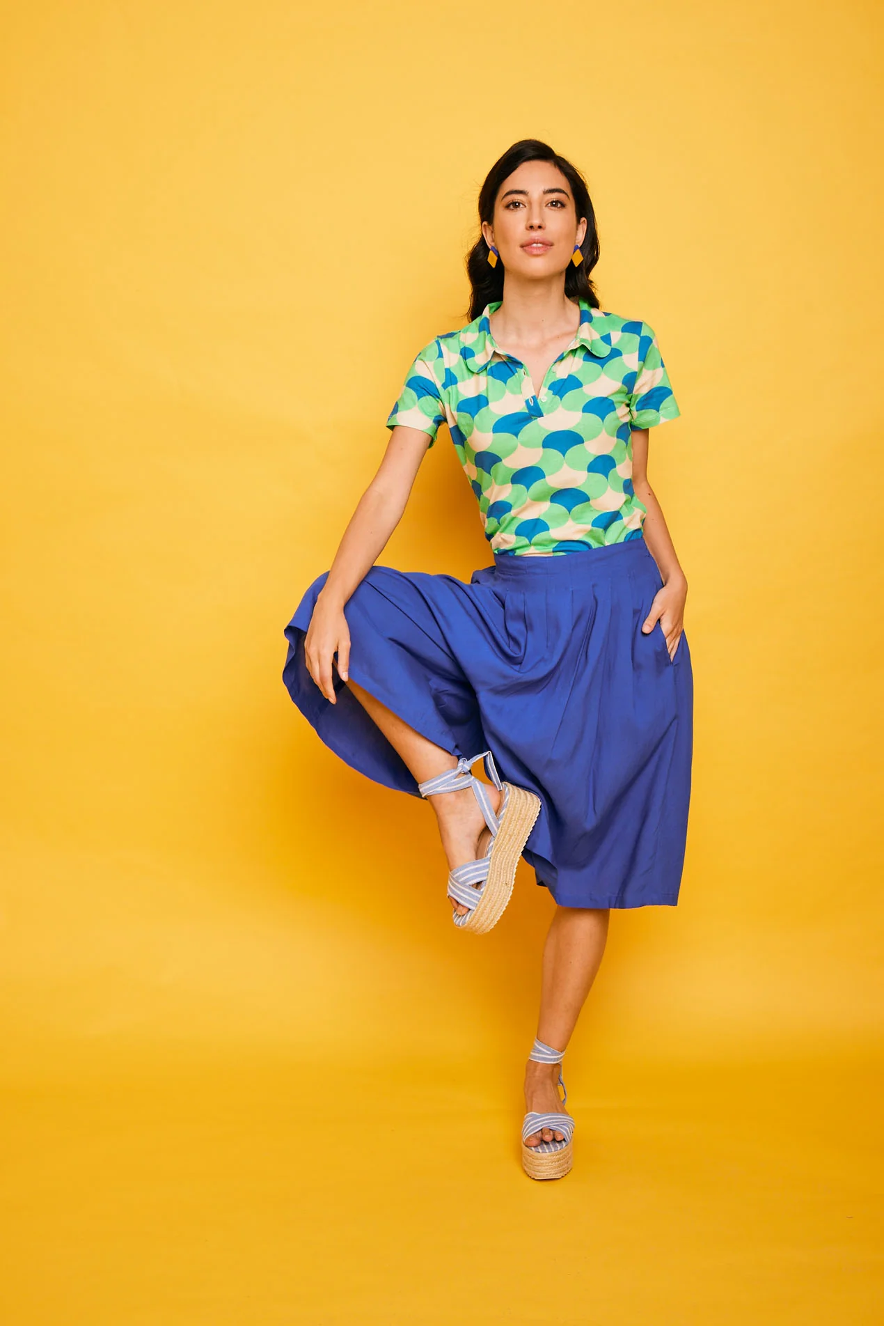 Falda Pantalón Palmar Azul Smile midi con vuelo y cintura alta. Diseño fluido en azul intenso, ideal para primavera-verano con estilo elegante.