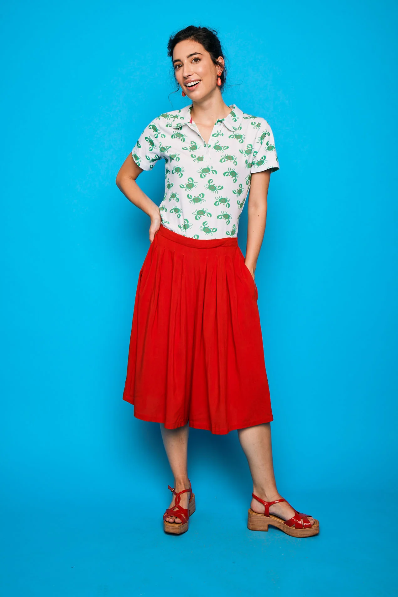 Falda Pantalón Palmar Rojo Smile midi con vuelo y cintura alta. Diseño fluido en rojo intenso, ideal para primavera-verano con estilo y comodidad.