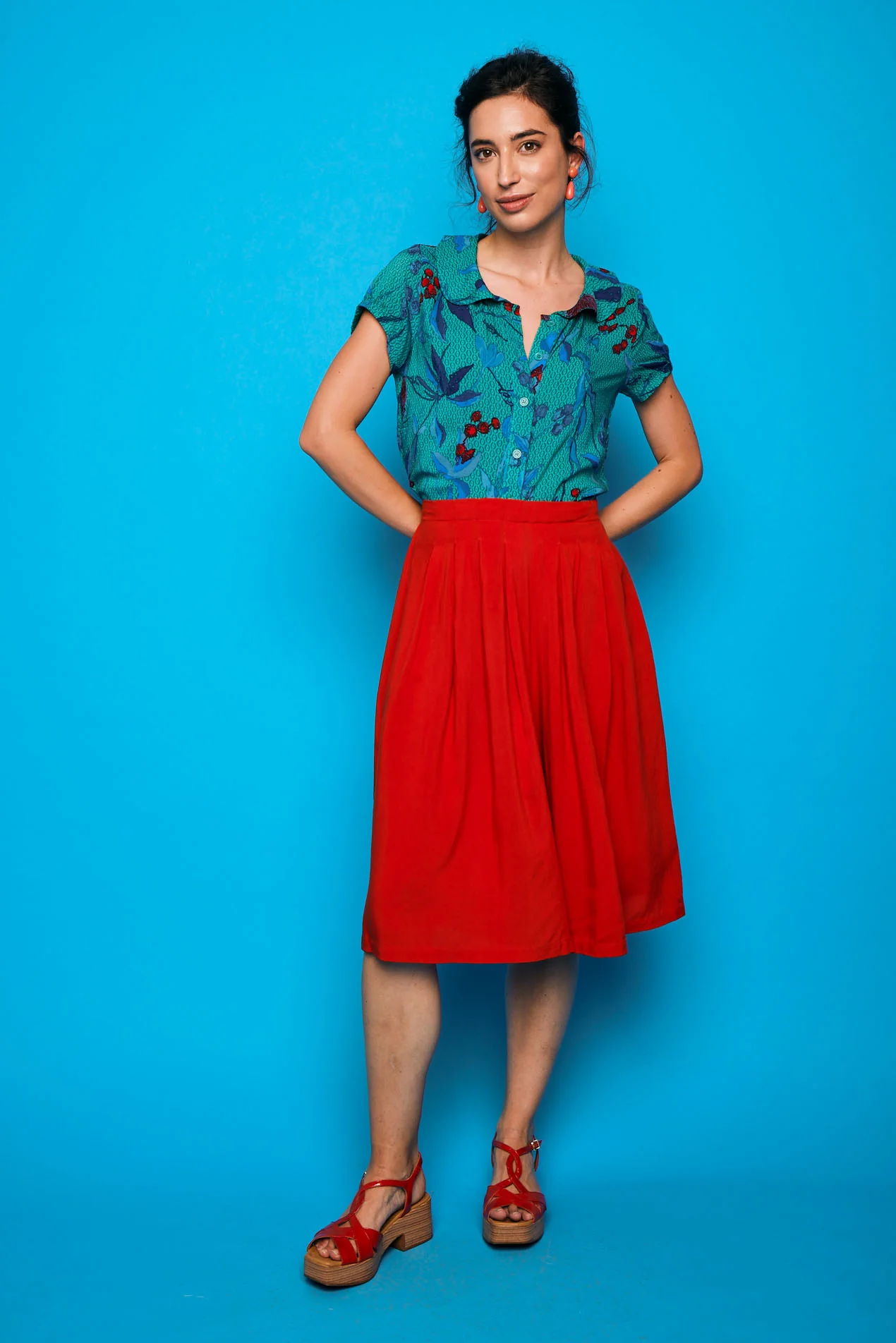Falda Pantalón Palmar Rojo Smile midi con vuelo y cintura alta. Diseño fluido en rojo intenso, ideal para primavera-verano con estilo y comodidad.