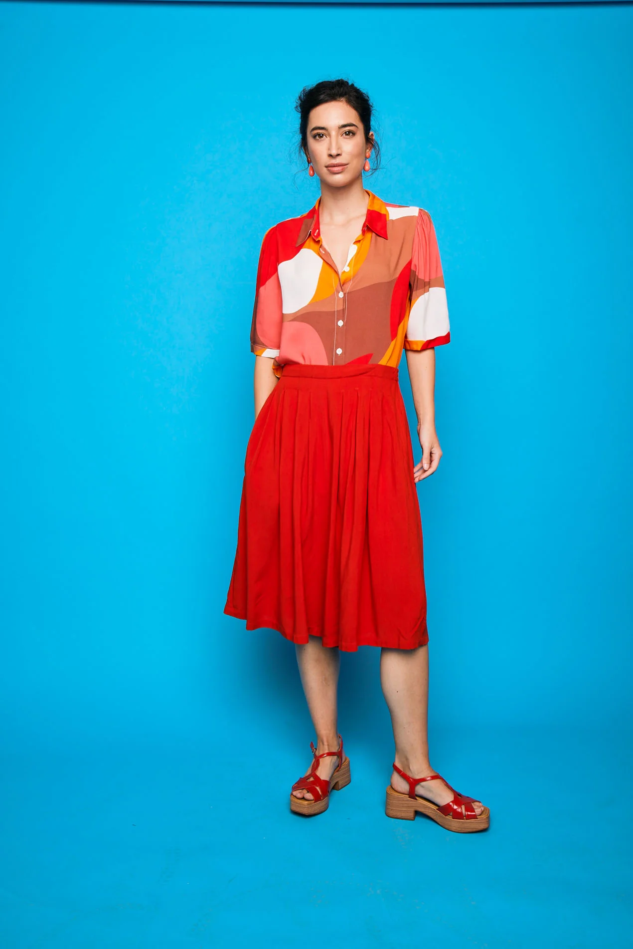 Falda Pantalón Palmar Rojo Smile midi con vuelo y cintura alta. Diseño fluido en rojo intenso, ideal para primavera-verano con estilo y comodidad.