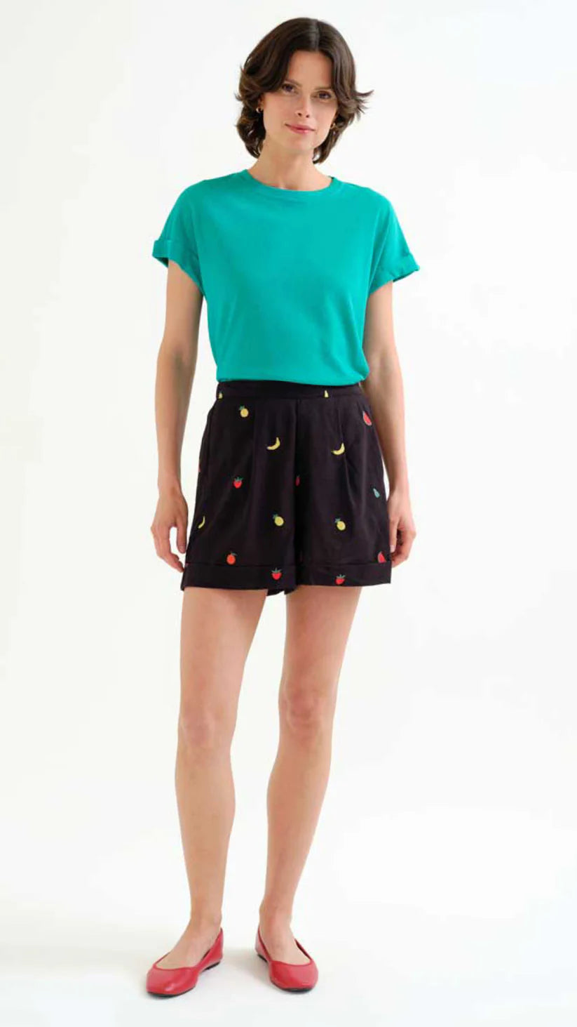 Shorts 100% algodón negro con bordado de Ensalada de frutas