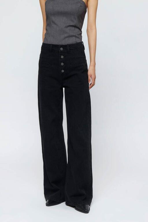 Detalle de los jeans recto tiro alto negro Wild Pony con botones decorativos y ajuste cómodo. Perfectos para un look casual.