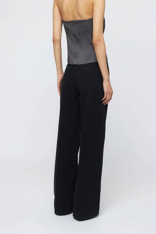 Vista trasera de los jeans recto tiro alto negro Wild Pony con bolsillos clásicos y corte recto. Diseño elegante y minimalista.