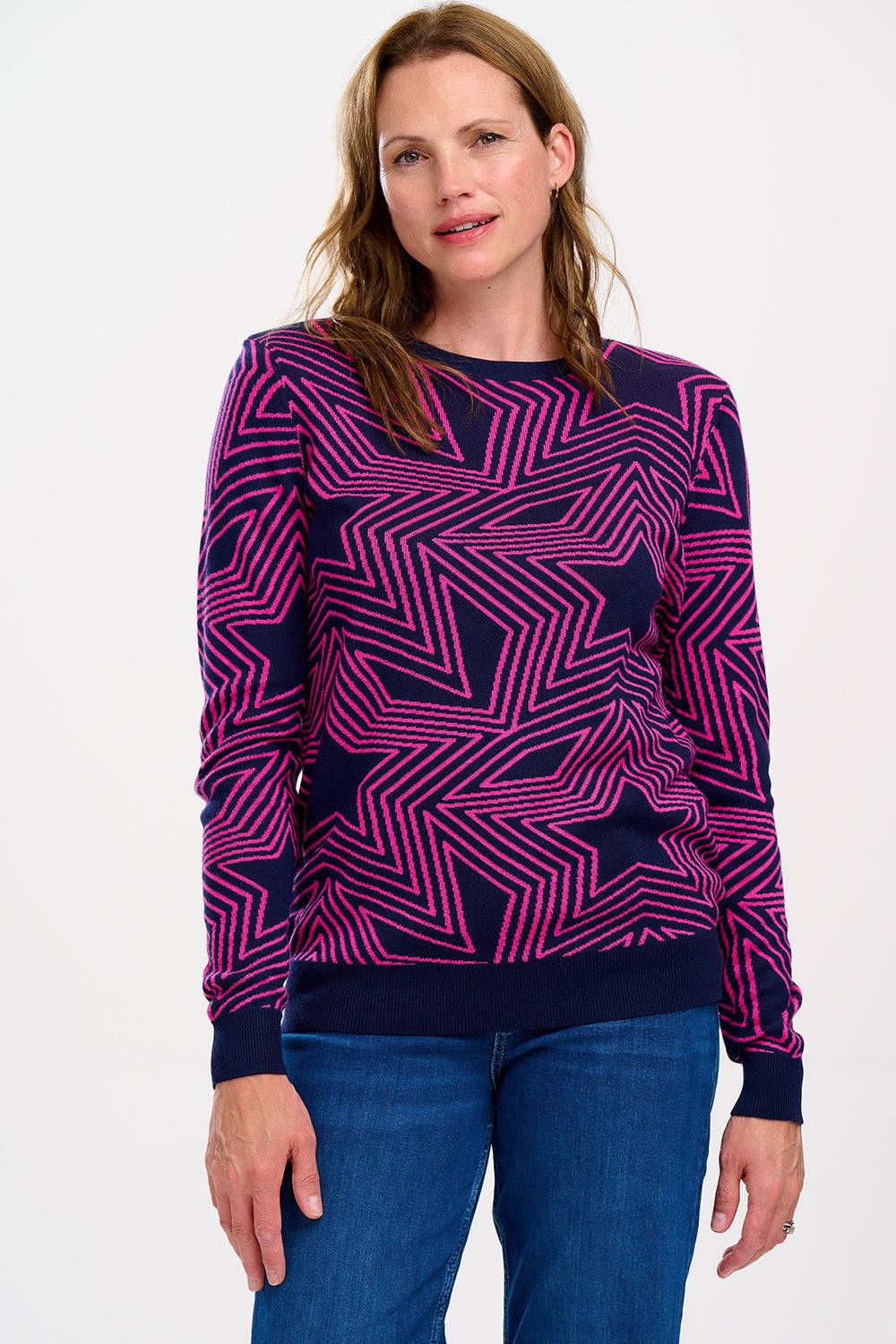 Jersey Rosie Sugar Hill Brighton rosa y azul con estampado de estrellas, ajustado al cuerpo y combinado con jeans casuales.