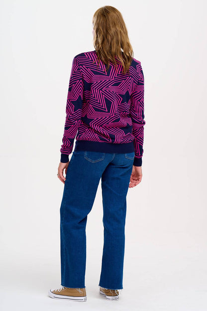Vista trasera del Jersey Rosie Sugar Hill Brighton con estampado de estrellas en tonos rosa y azul, combinado con jeans.