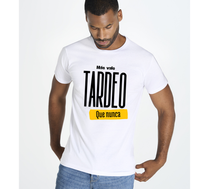 CAMISETA MAS VALE TARDEO QUE NUNCA