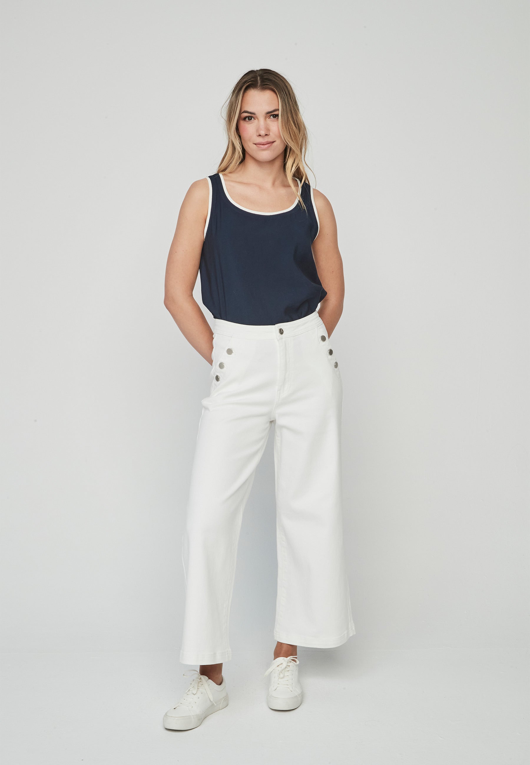 Pantalón Ayaori Unique blanco de corte amplio con botones laterales, ideal para un look sofisticado y relajado en primavera-verano.