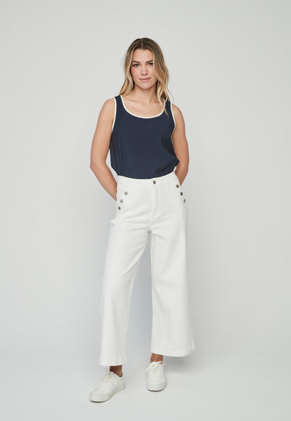 Pantalón Ayaori Unique blanco de corte amplio con botones laterales, ideal para un look sofisticado y relajado en primavera-verano.