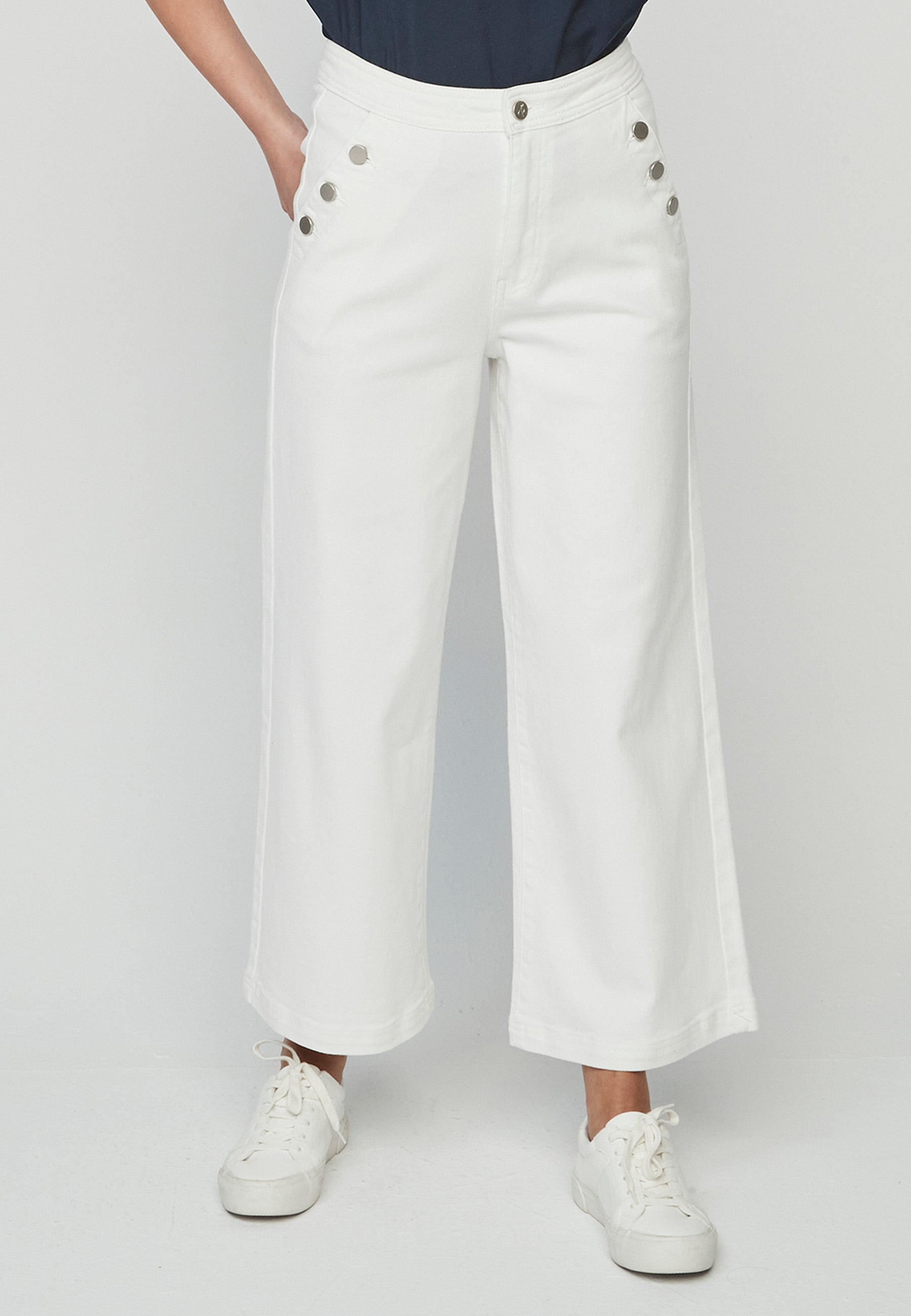 Pantalón Ayaori Unique blanco de corte amplio con botones laterales, ideal para un look sofisticado y relajado en primavera-verano.