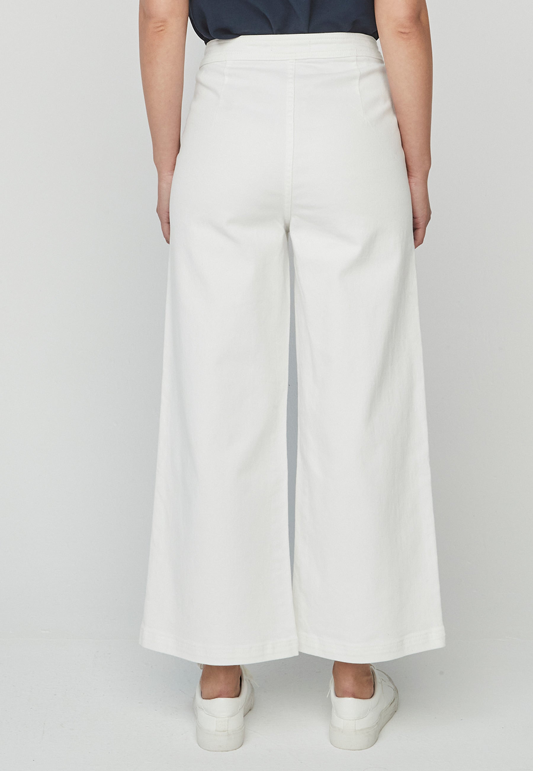 Pantalón Ayaori Unique blanco de corte amplio con botones laterales, ideal para un look sofisticado y relajado en primavera-verano.