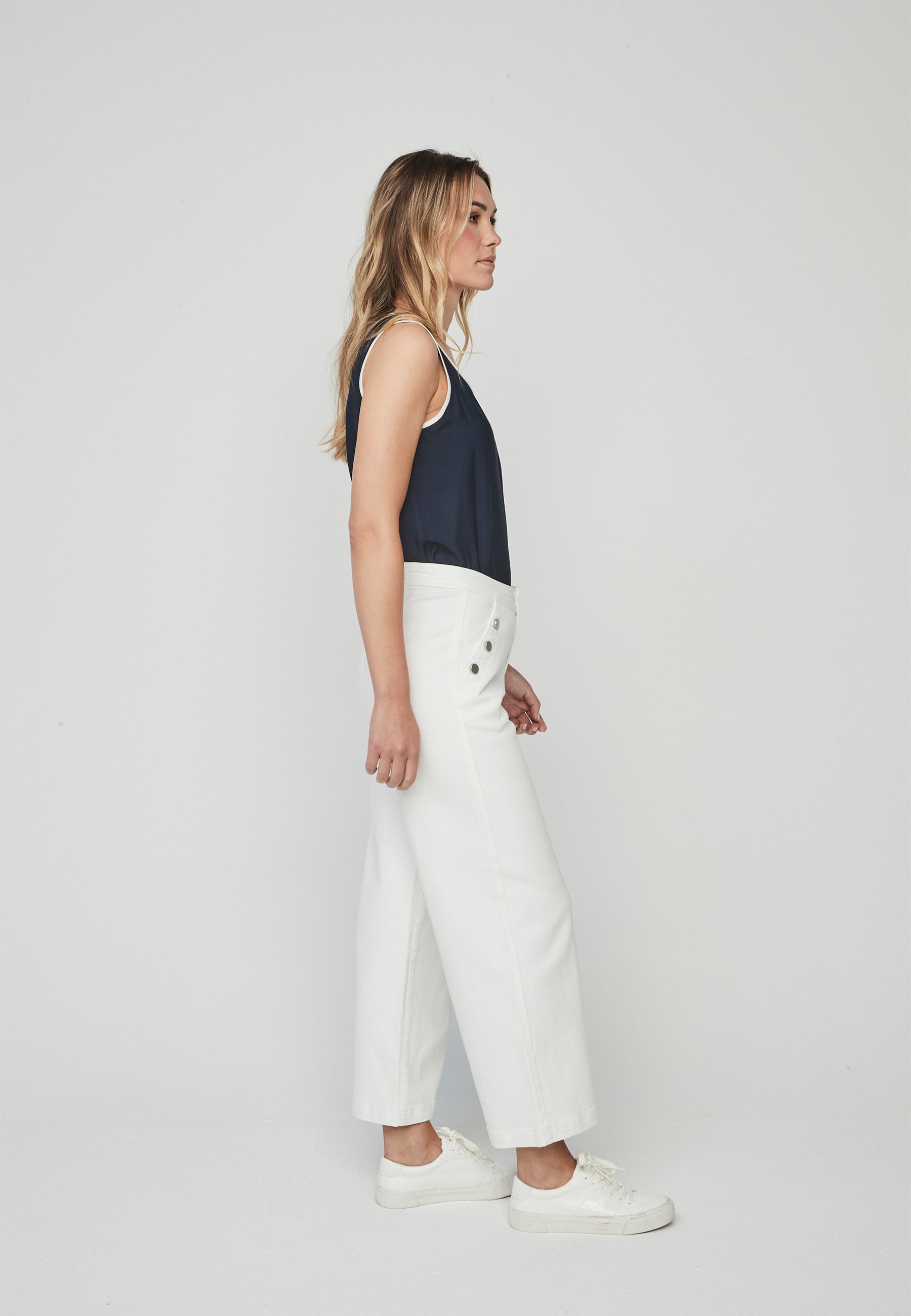 Pantalón Ayaori Unique blanco de corte amplio con botones laterales, ideal para un look sofisticado y relajado en primavera-verano.