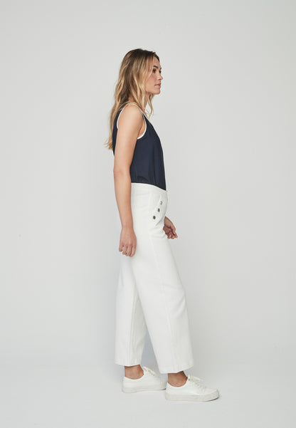Pantalón Ayaori Unique blanco de corte amplio con botones laterales, ideal para un look sofisticado y relajado en primavera-verano.