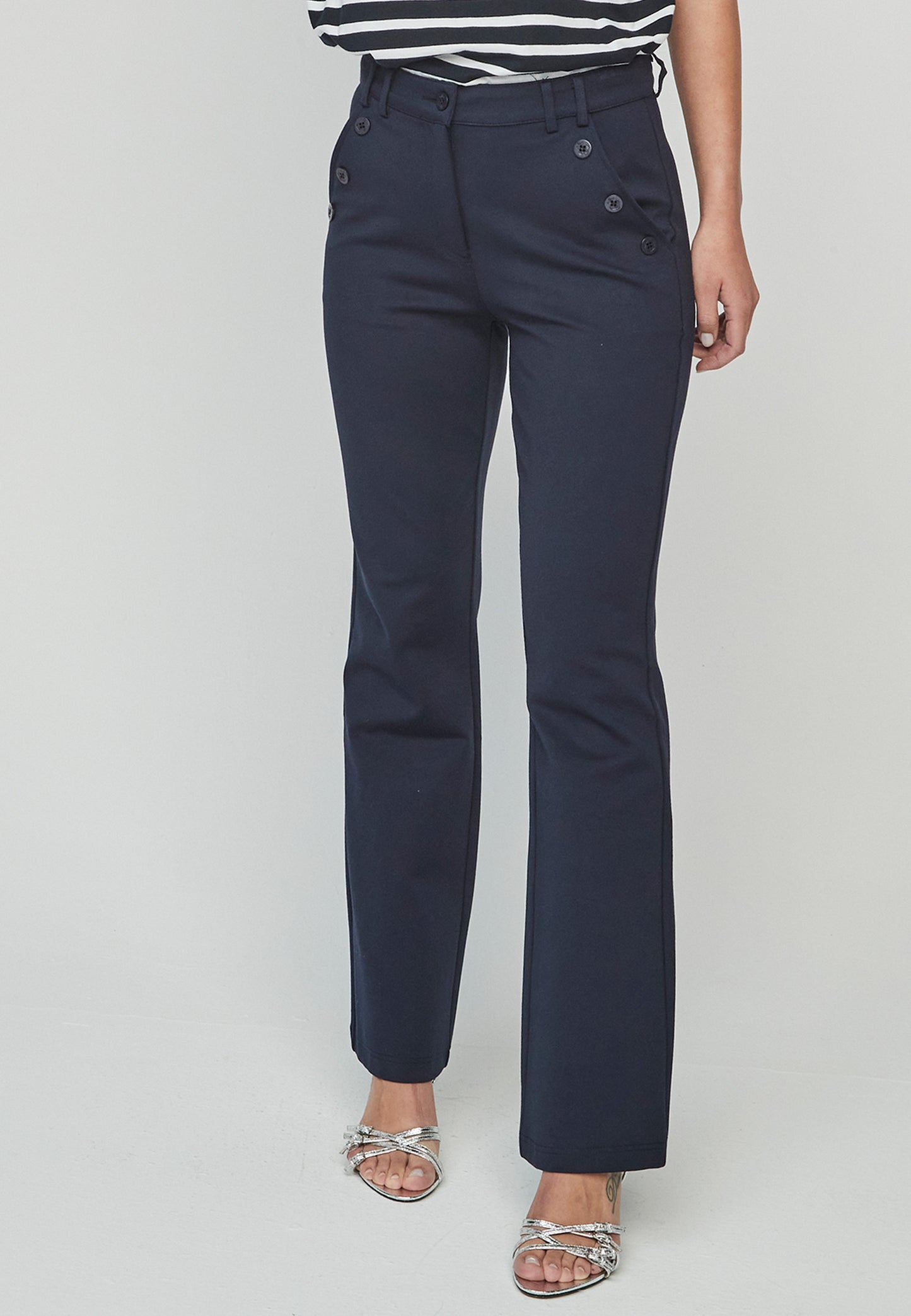Pantalón Pantsu Unique azul marino con diseño elegante y botones en la cintura. Corte entallado ideal para un look moderno y sofisticado.