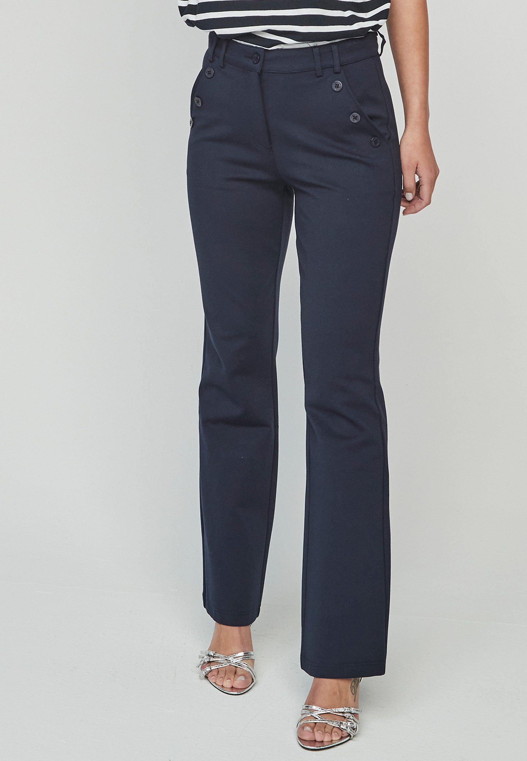 Pantalón Pantsu Unique azul marino con diseño elegante y botones en la cintura. Corte entallado ideal para un look moderno y sofisticado.