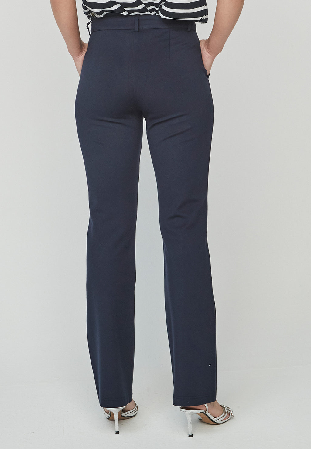 Pantalón Pantsu Unique azul marino con diseño elegante y botones en la cintura. Corte entallado ideal para un look moderno y sofisticado.