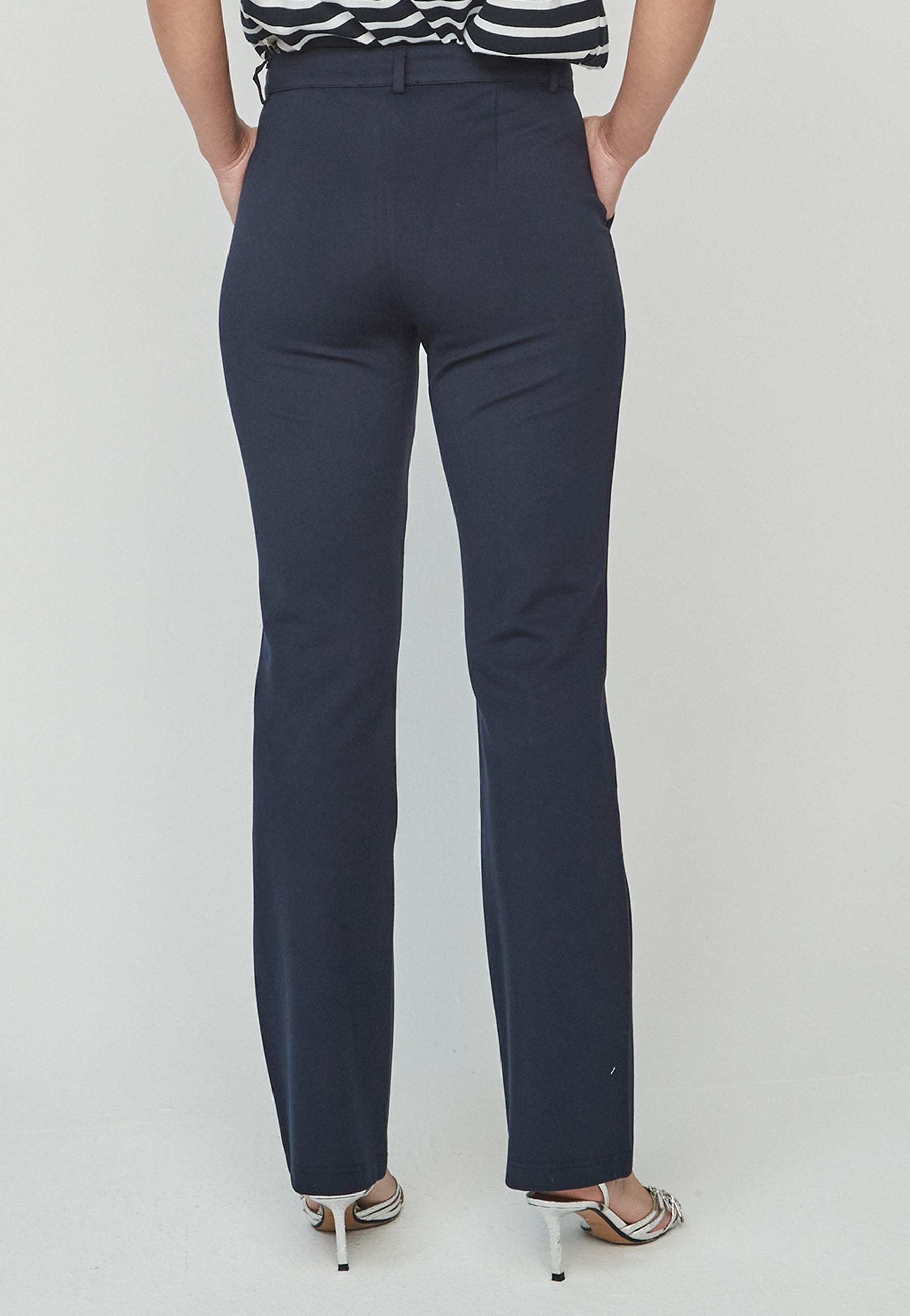 Pantalón Pantsu Unique azul marino con diseño elegante y botones en la cintura. Corte entallado ideal para un look moderno y sofisticado.