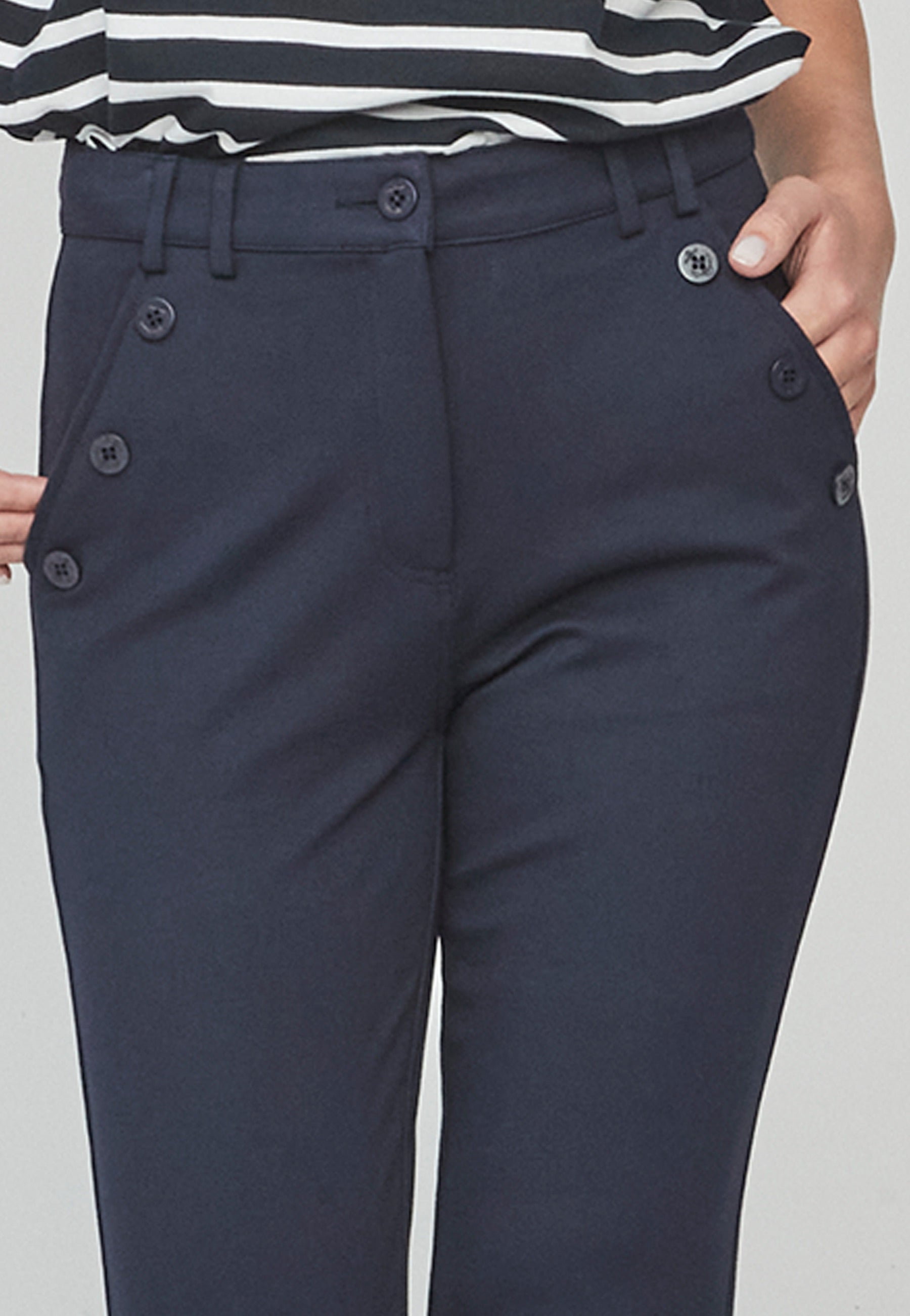 Pantalón Pantsu Unique azul marino con diseño elegante y botones en la cintura. Corte entallado ideal para un look moderno y sofisticado.