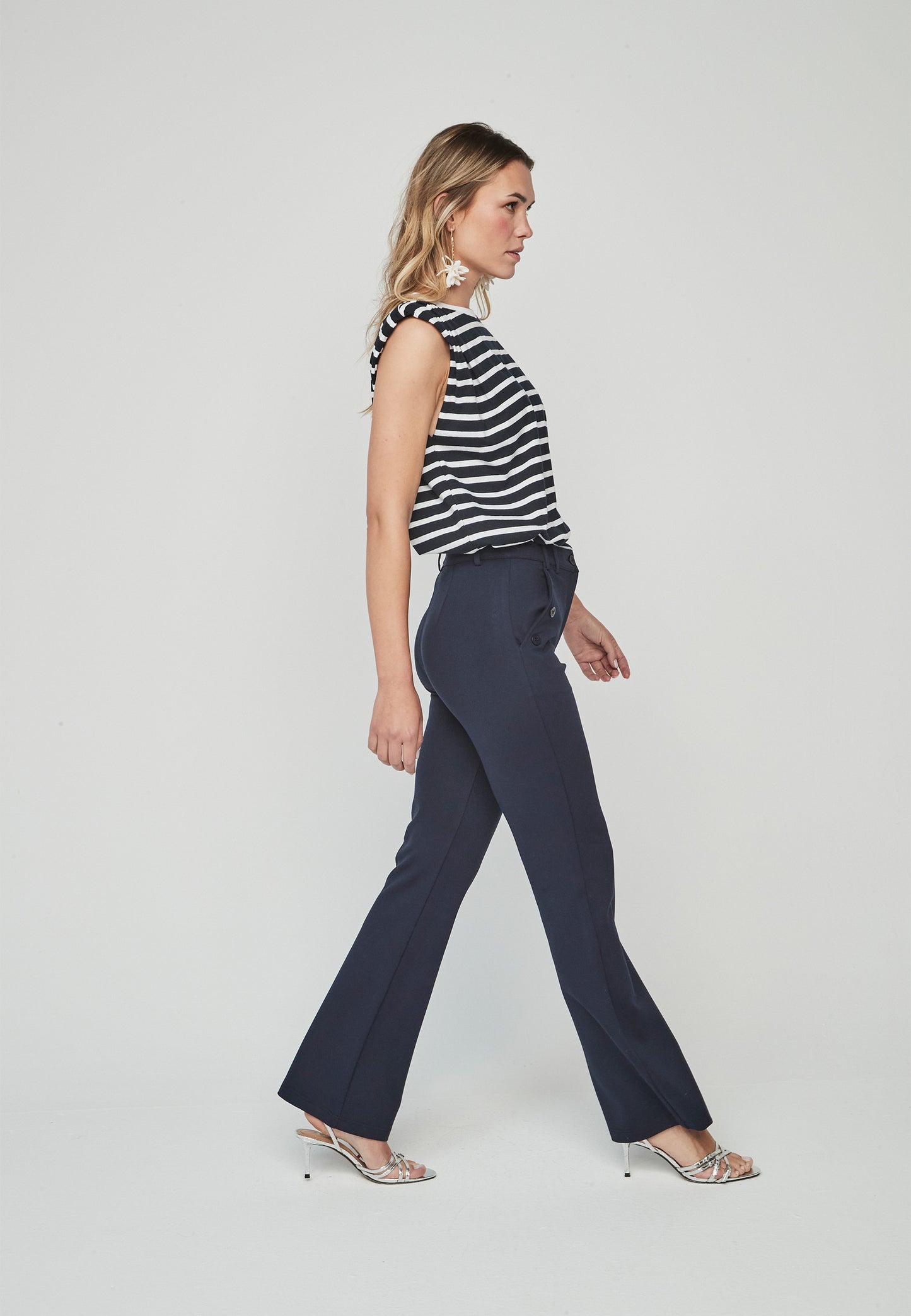 Pantalón Pantsu Unique azul marino con diseño elegante y botones en la cintura. Corte entallado ideal para un look moderno y sofisticado.