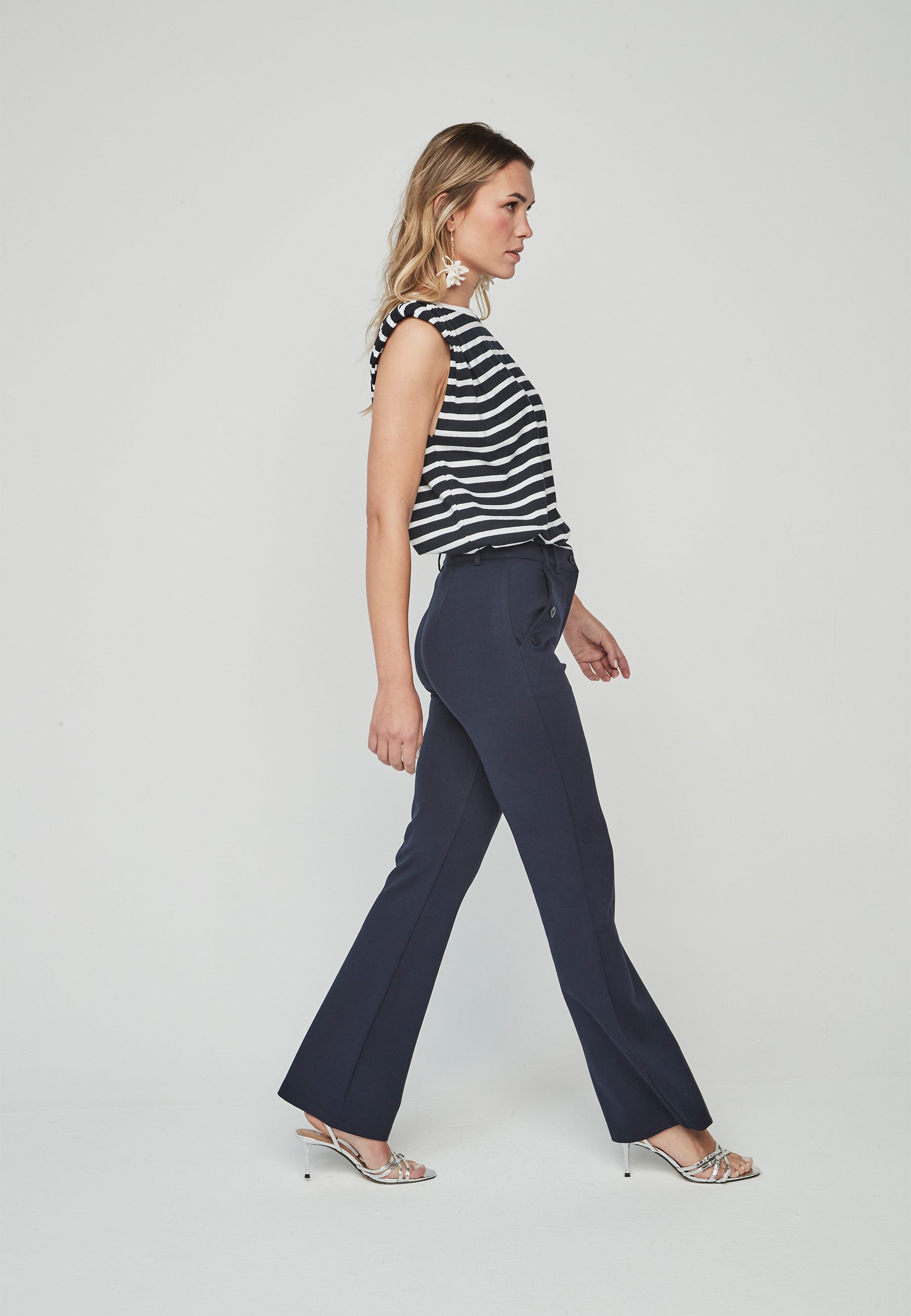 Pantalón Pantsu Unique azul marino con diseño elegante y botones en la cintura. Corte entallado ideal para un look moderno y sofisticado.