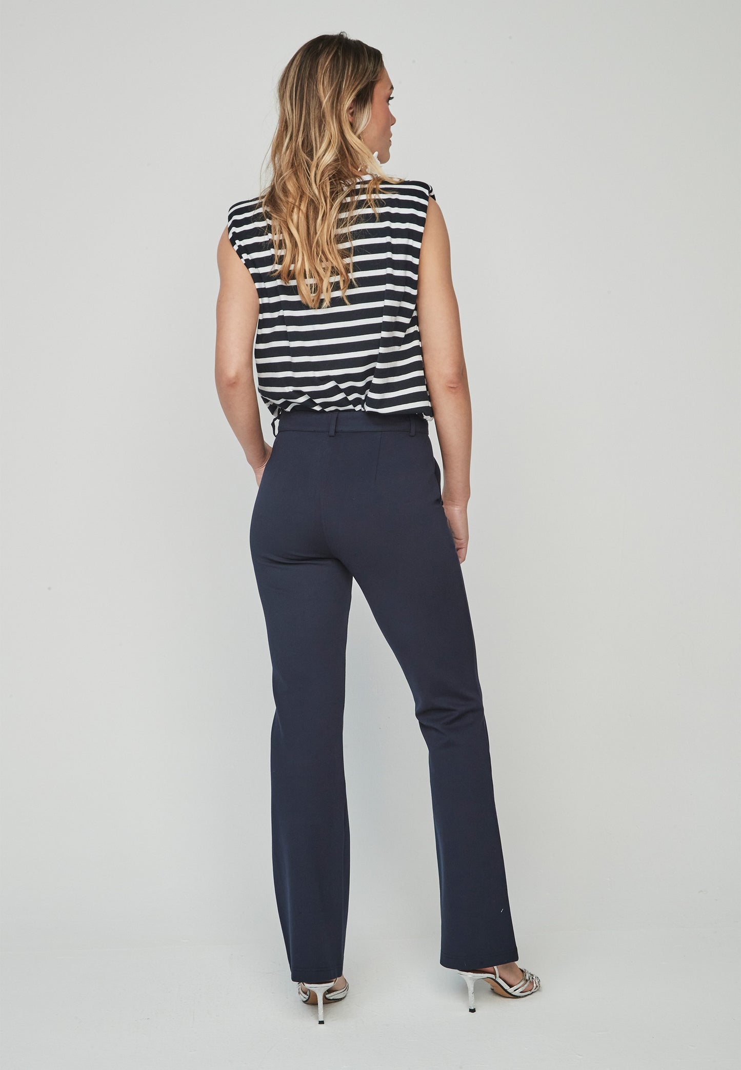 Pantalón Pantsu Unique azul marino con diseño elegante y botones en la cintura. Corte entallado ideal para un look moderno y sofisticado.