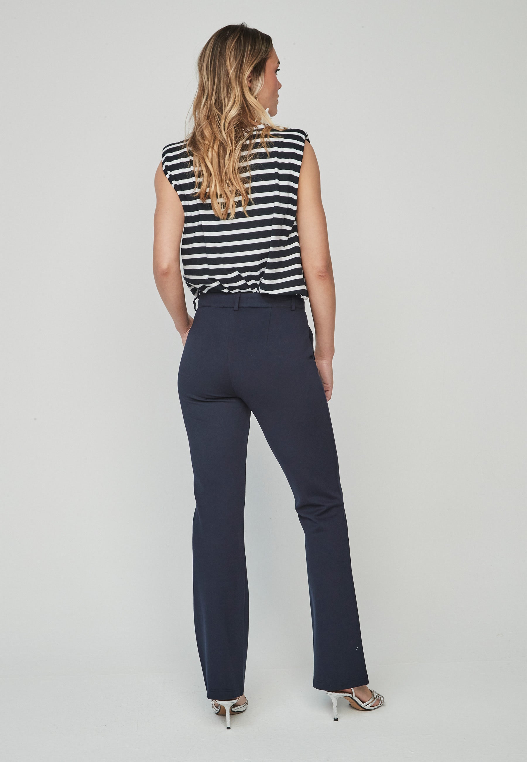 Pantalón Pantsu Unique azul marino con diseño elegante y botones en la cintura. Corte entallado ideal para un look moderno y sofisticado.