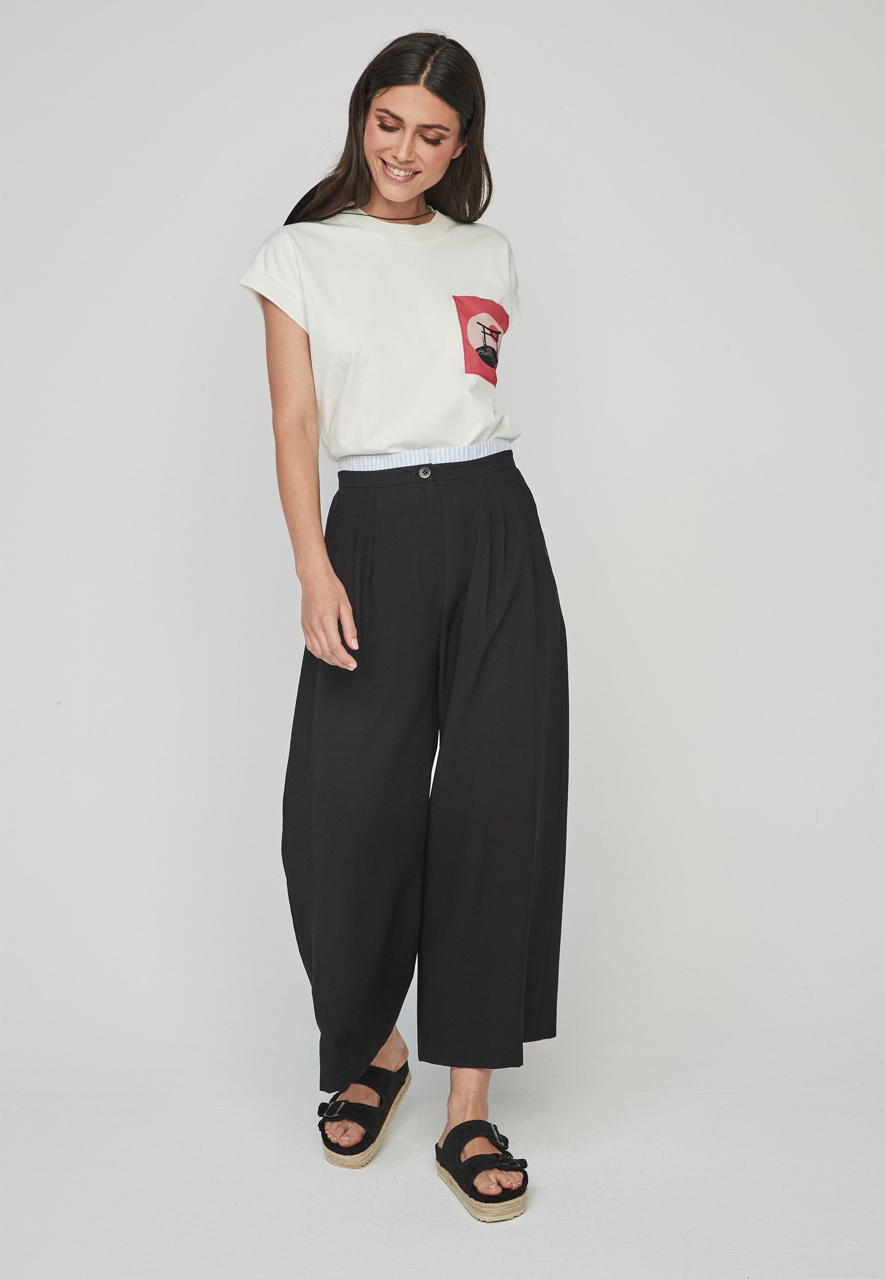 Pantalon Rasen Unique ancho negro de tiro alto, moderno y elegante. Diseño fluido con cintura alta que estiliza la silueta, ideal para primavera-verano.