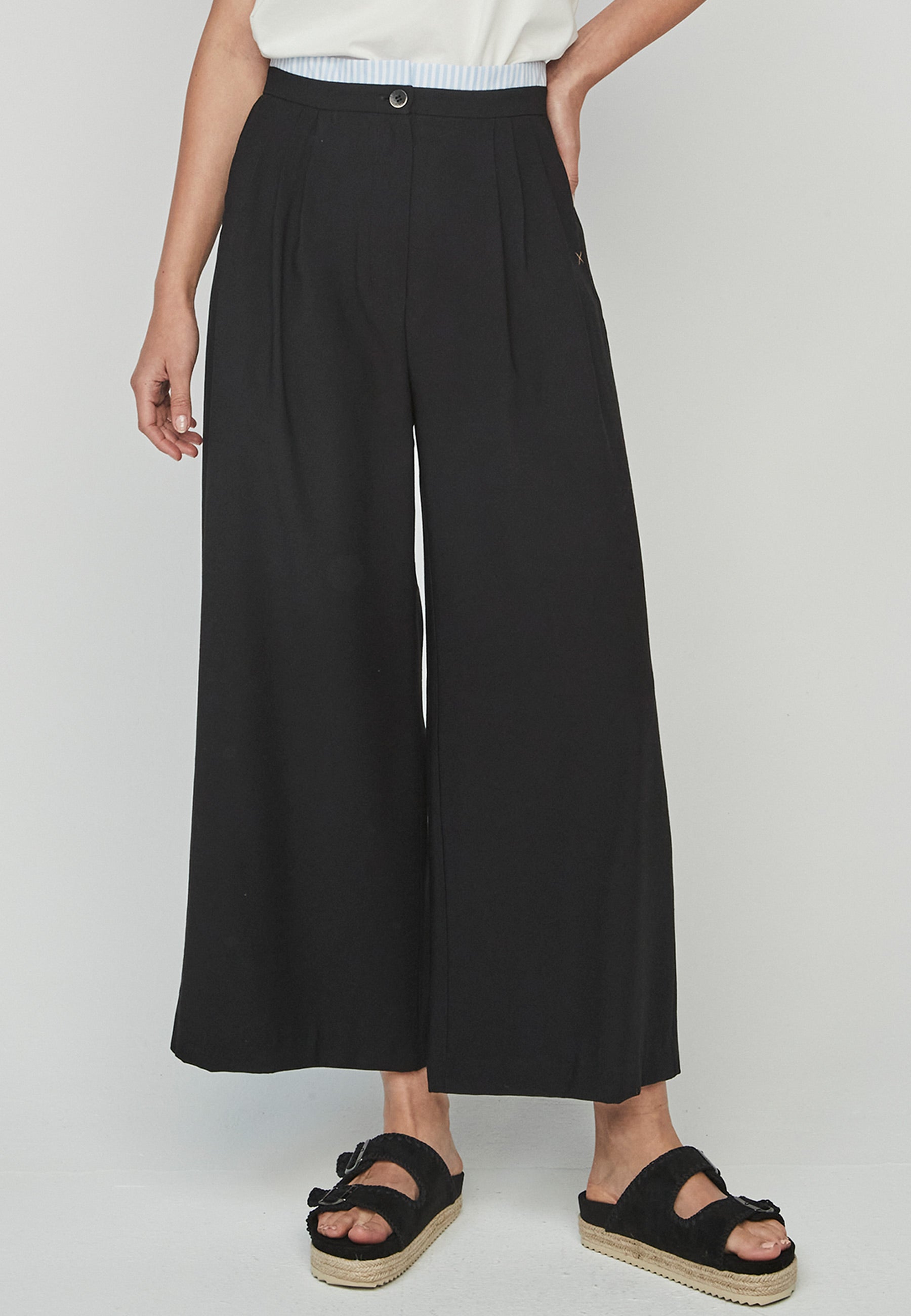 Pantalon Rasen Unique ancho negro de tiro alto, moderno y elegante. Diseño fluido con cintura alta que estiliza la silueta, ideal para primavera-verano.