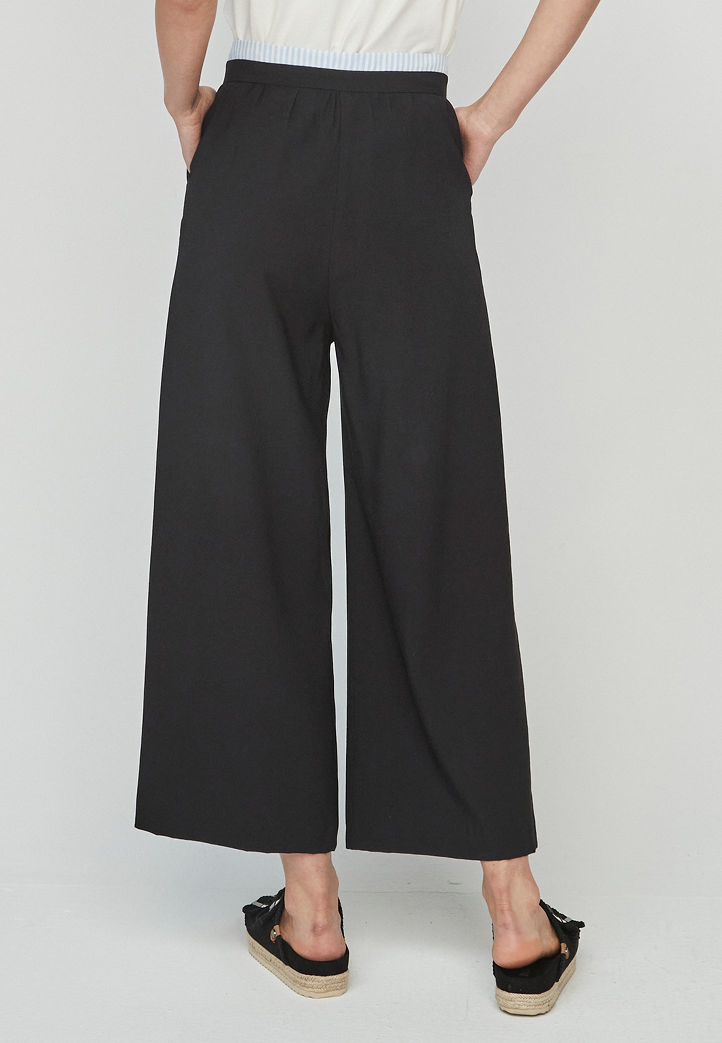 Pantalon Rasen Unique ancho negro de tiro alto, moderno y elegante. Diseño fluido con cintura alta que estiliza la silueta, ideal para primavera-verano.