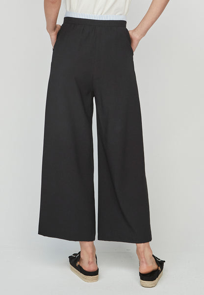 Pantalon Rasen Unique ancho negro de tiro alto, moderno y elegante. Diseño fluido con cintura alta que estiliza la silueta, ideal para primavera-verano.