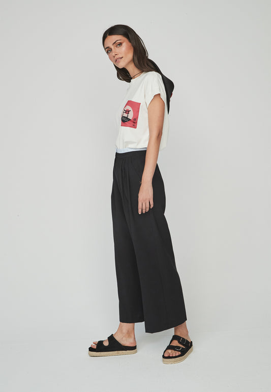 Pantalon Rasen Unique ancho negro de tiro alto, moderno y elegante. Diseño fluido con cintura alta que estiliza la silueta, ideal para primavera-verano.