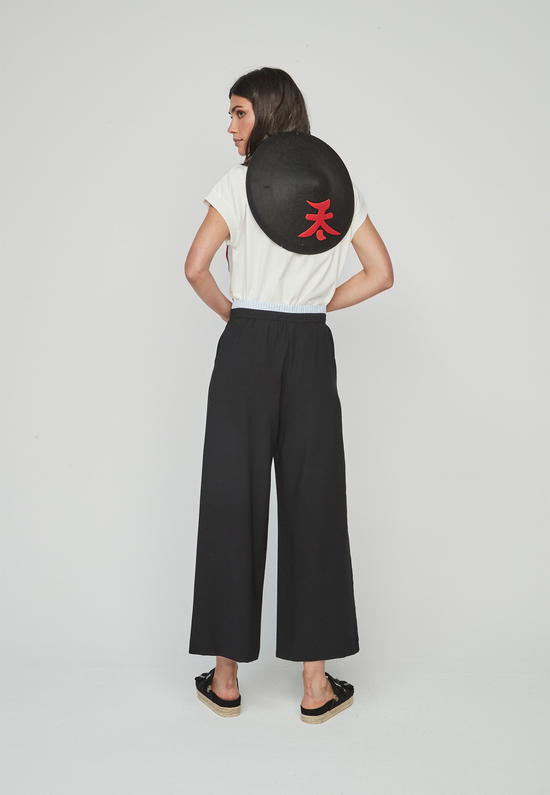 Pantalon Rasen Unique ancho negro de tiro alto, moderno y elegante. Diseño fluido con cintura alta que estiliza la silueta, ideal para primavera-verano.