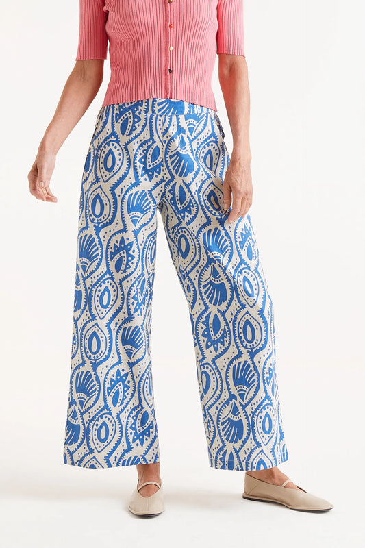 Pantalón Recto Estampado Aquaria. Pantalón azul y blanco con estampado acuático.