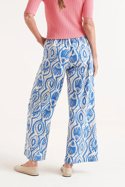Pantalón Recto Estampado Aquaria. Pantalón azul y blanco con estampado acuático.