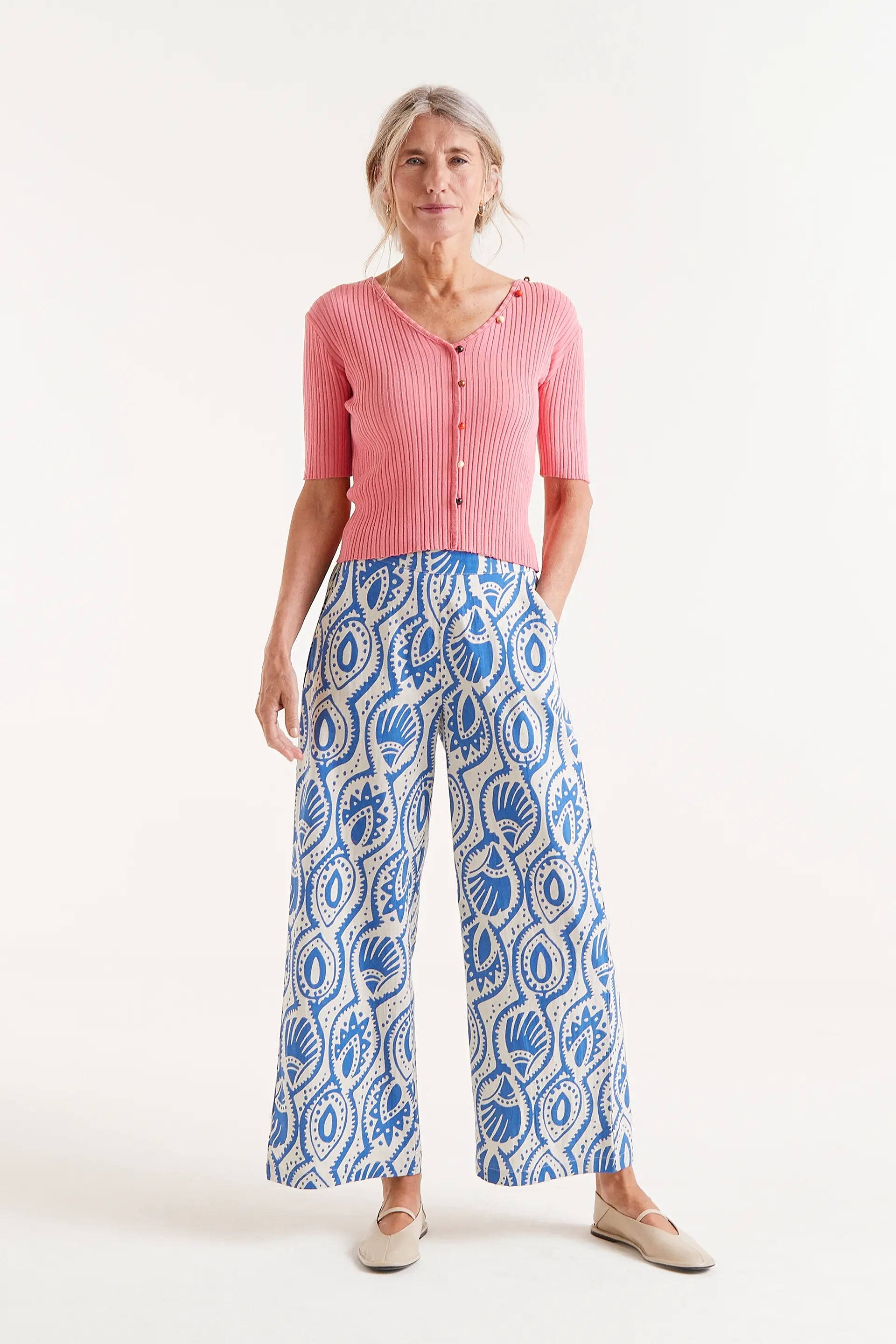 Pantalón Recto Estampado Aquaria. Pantalón azul y blanco con estampado acuático.