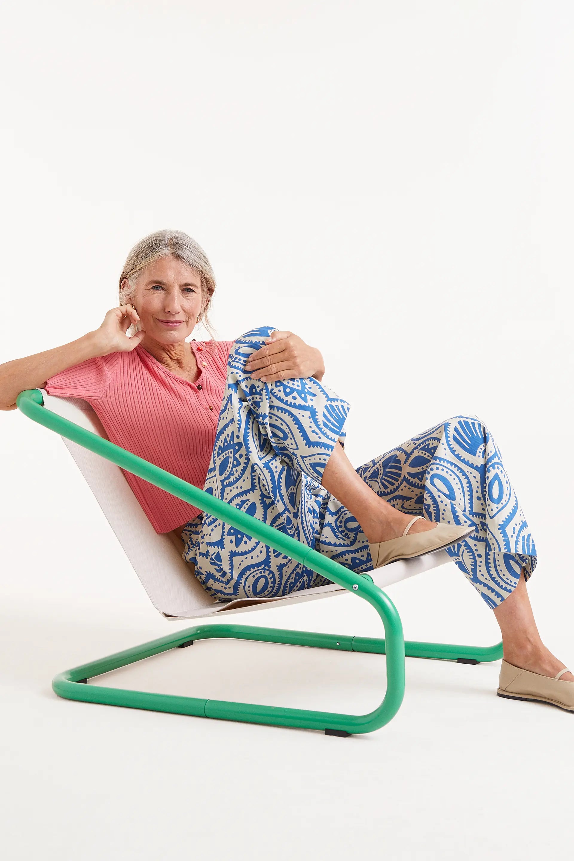 Pantalón Recto Estampado Aquaria. Pantalón azul y blanco con estampado acuático.