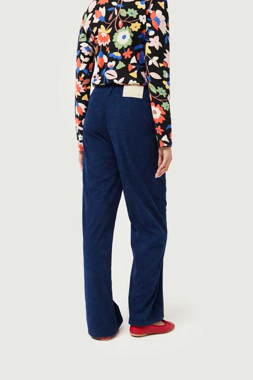 Vista trasera del pantalón de pana azul marino de Compañía Fantástica, con corte recto y ajuste cómodo para mujer.
