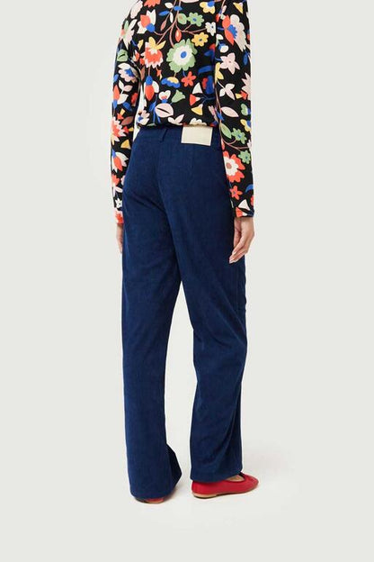 Vista trasera del pantalón de pana azul marino de Compañía Fantástica, con corte recto y ajuste cómodo para mujer.