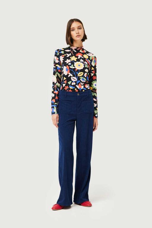 Pantalón de pana azul marino de Compañía Fantástica para mujer, diseño de pierna recta, combinado con blusa estampada floral.