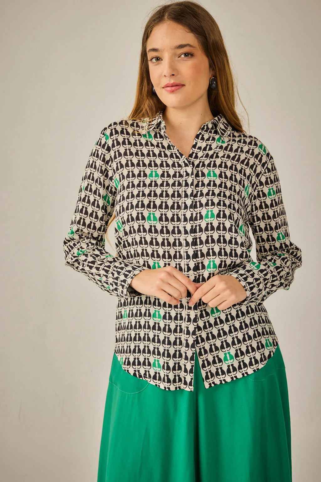 Camisa estampada gatos verde y negro