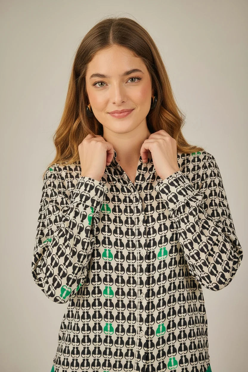 Camisa estampada gatos verde y negro