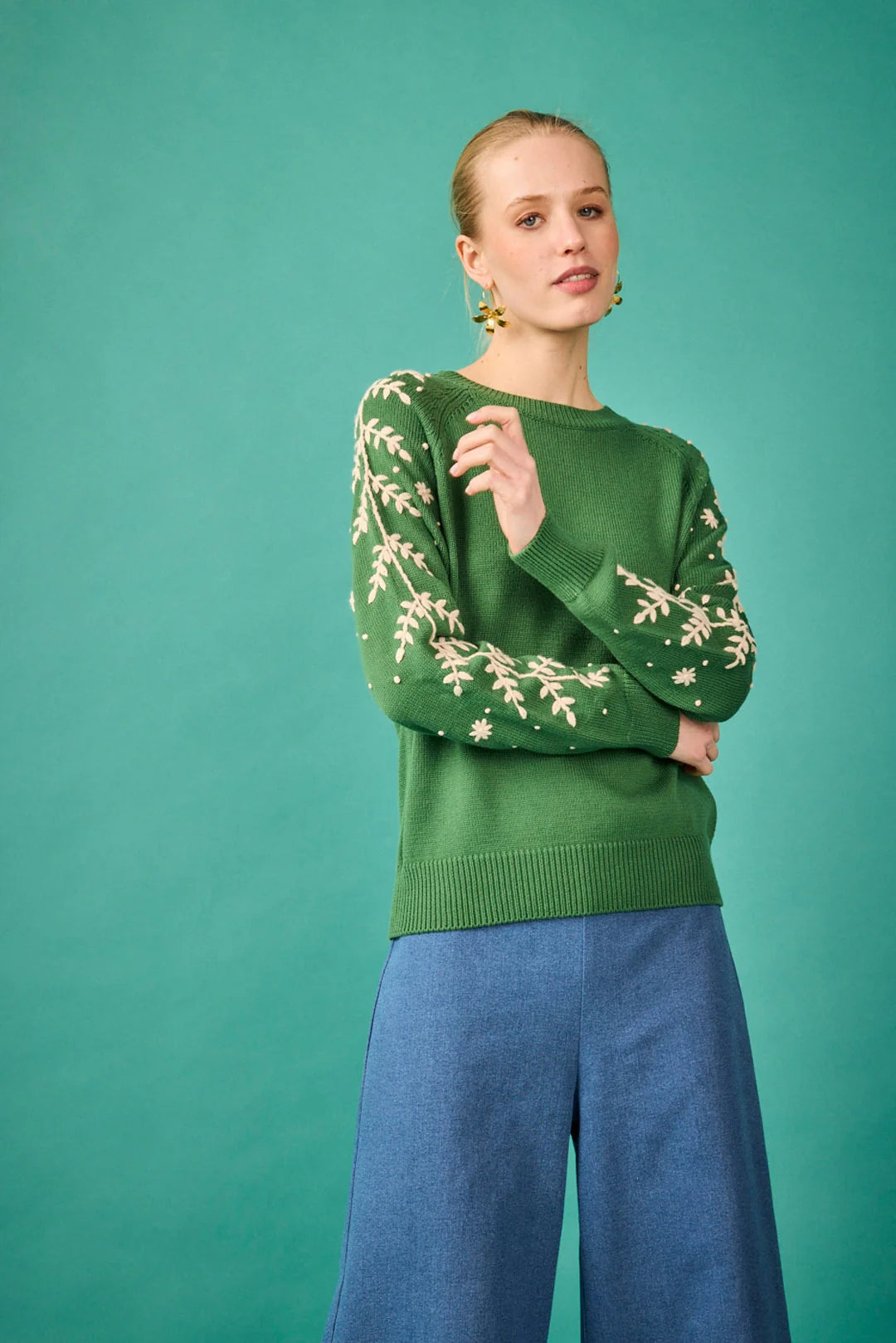 Jersey verde con bordado floral en las mangas