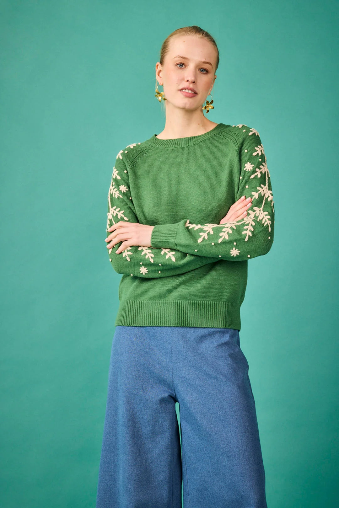 Jersey verde con bordado floral en las mangas